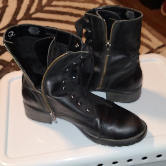 Denver Hayes Ankle Boots - Picture 5 of 6